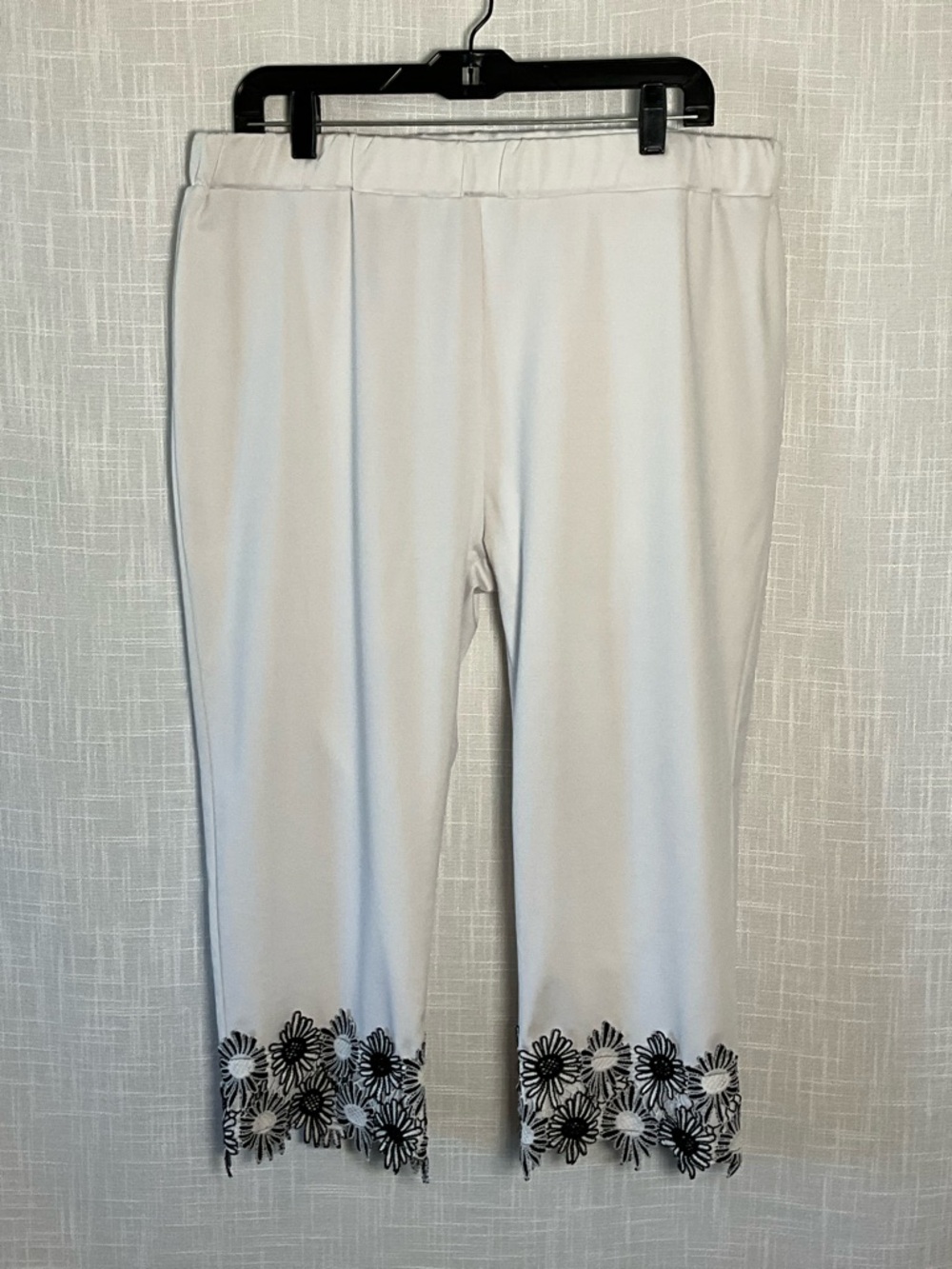 Rosegal Capri Size 1X White with Black Floral Lace Trim Elastic Waist